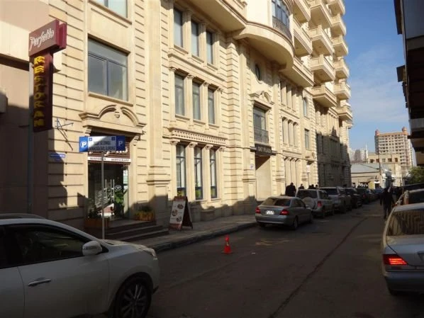 Парковка на одной из центральных улиц Баку стала платной