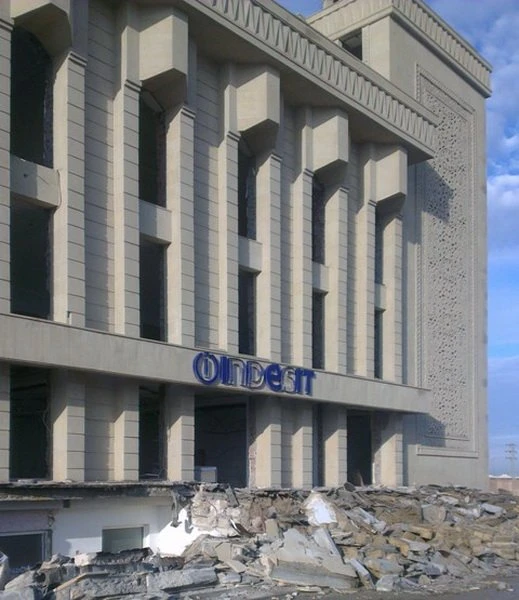 В Баку сносится многоэтажное здание