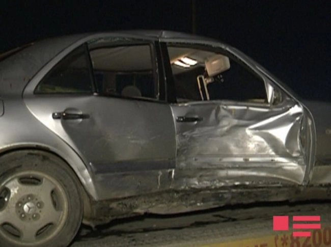 В Баку Mercedes врезался в такси, есть пострадавшие
