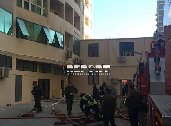 В Баку из детского сада, находящегося в горящем здании, эвакуированы дети