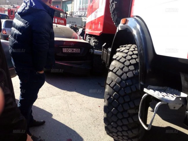 В Баку машина пожарной охраны раздавила Mercedes