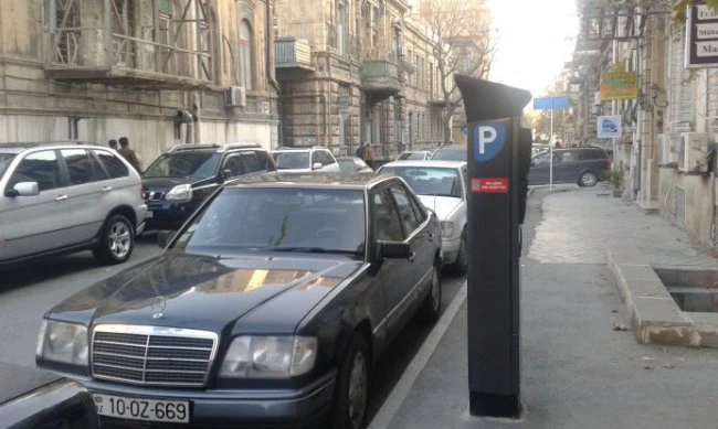 На еще одной из бакинских улиц парковка стала платной