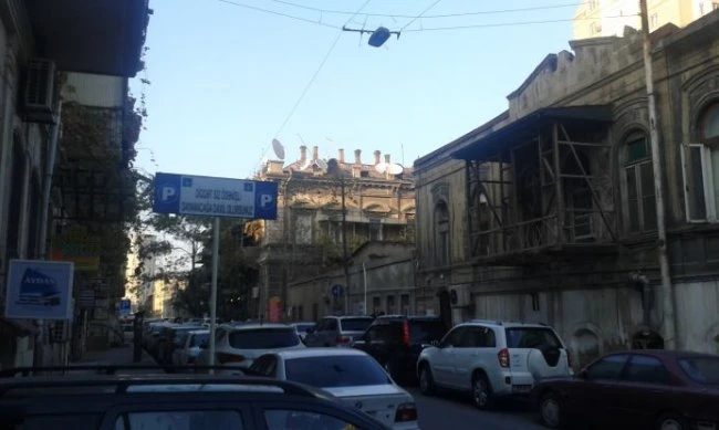 На еще одной из бакинских улиц парковка стала платной
