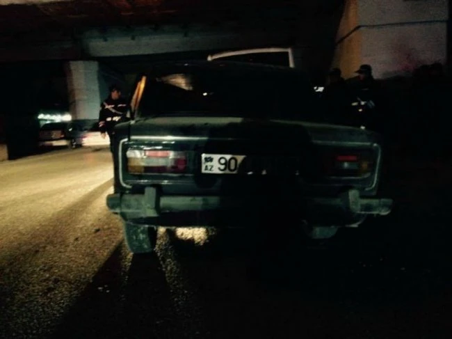 В Баку автомобиль врезался в автобус, есть погибший