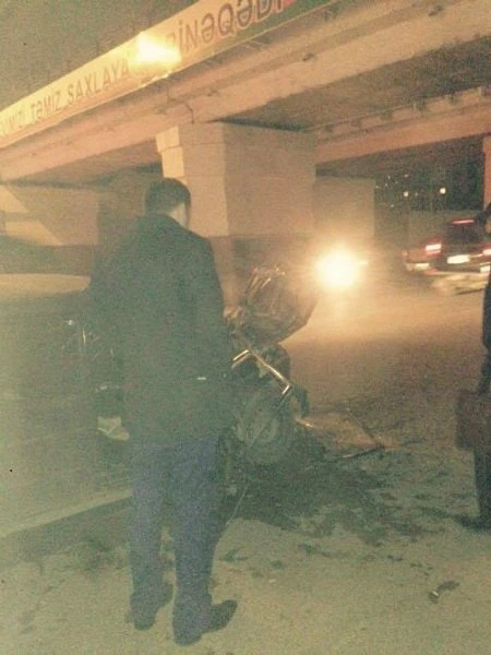 В Баку автомобиль врезался в автобус, есть погибший