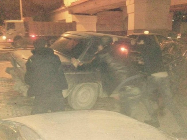 В Баку автомобиль врезался в автобус, есть погибший