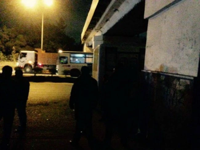 В Баку автомобиль врезался в автобус, есть погибший
