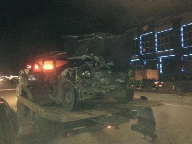 В Баку автомобиль врезался в автобус, есть погибший