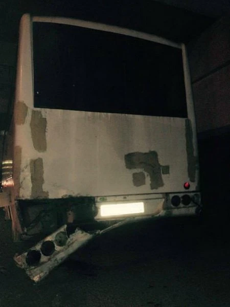 В Баку автомобиль врезался в автобус, есть погибший