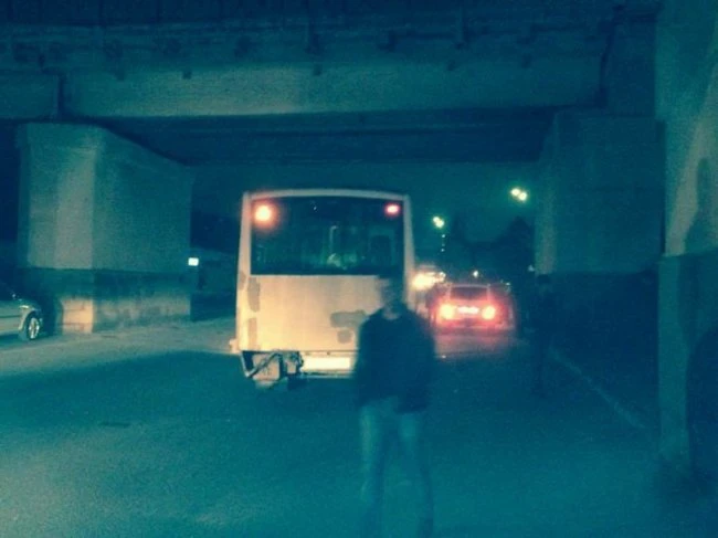 В Баку автомобиль врезался в автобус, есть погибший