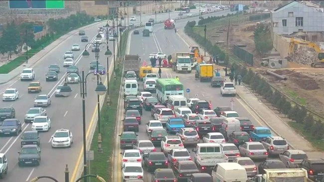 В Баку на одном из проспектов образовалась большая пробка