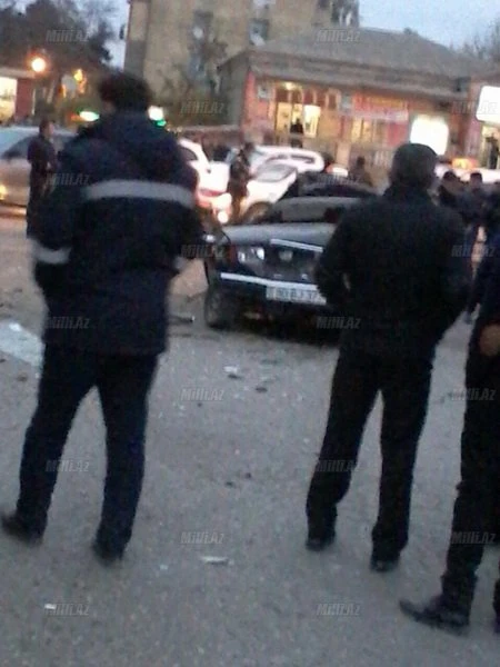 В Баку автокран опрокинулся на автомобили