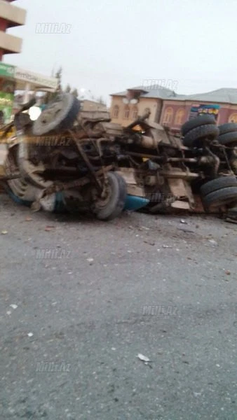 В Баку автокран опрокинулся на автомобили