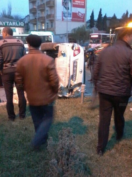 В Баку автокран опрокинулся на автомобили