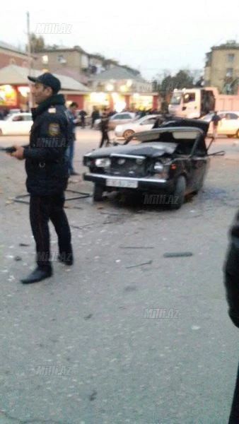 В Баку автокран опрокинулся на автомобили