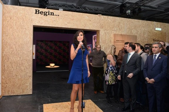 Мехрибан Алиева с дочерьми на открытии выставки в Лондоне