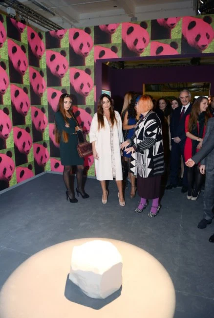 Мехрибан Алиева с дочерьми на открытии выставки в Лондоне