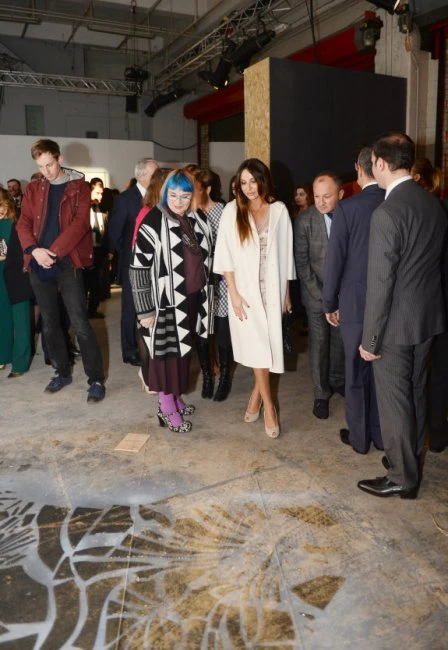 Мехрибан Алиева с дочерьми на открытии выставки в Лондоне