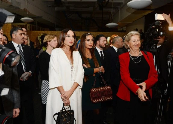 Мехрибан Алиева с дочерьми на открытии выставки в Лондоне