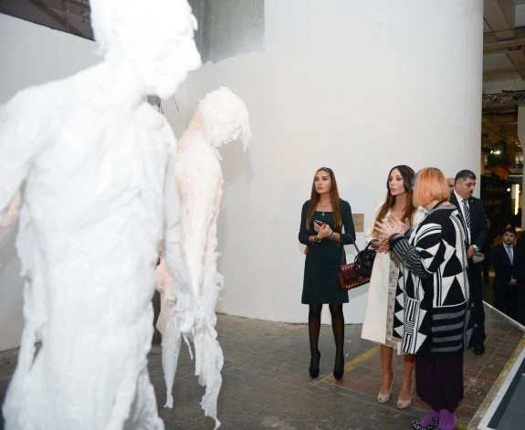 Мехрибан Алиева с дочерьми на открытии выставки в Лондоне