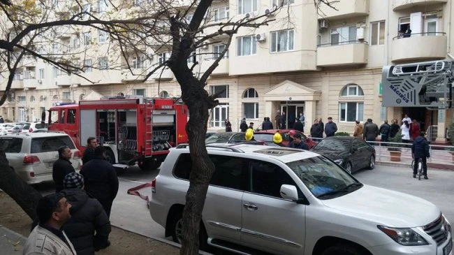 В Баку в новостройке произошел пожар
