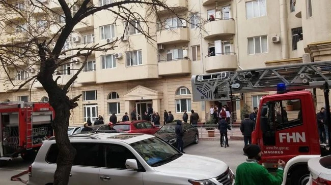 В Баку в новостройке произошел пожар