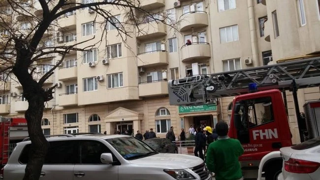 В Баку в новостройке произошел пожар
