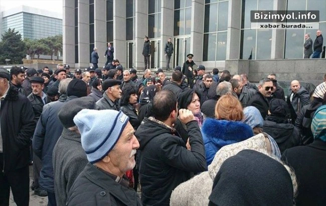 Перед Милли Меджлисом проводится акция протеста
