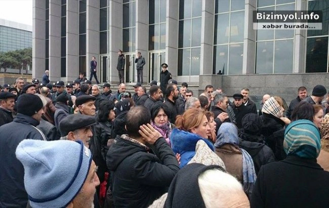 Перед Милли Меджлисом проводится акция протеста