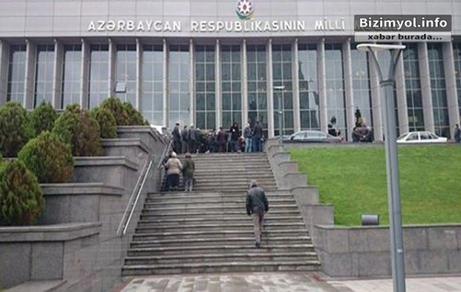 Перед Милли Меджлисом проводится акция протеста
