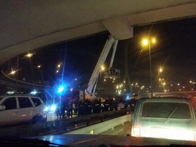 Bakıda körpüyə çıxan şəxs intihar edəcəyini deyir