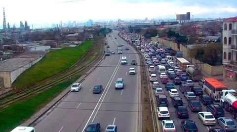 На проспекте Нобеля в Баку образовалась огромная пробка