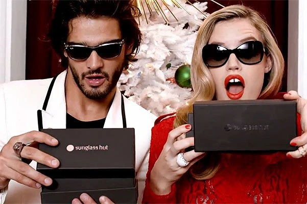 Джорджия Мэй Джаггер в новогодней рекламе Sunglass Hut (видео)