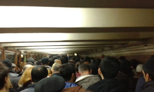 В бакинском метро образовалась давка