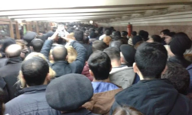 В бакинском метро образовалась давка