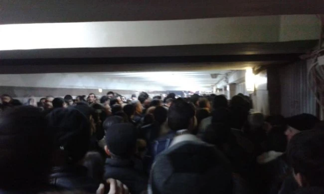 В бакинском метро образовалась давка