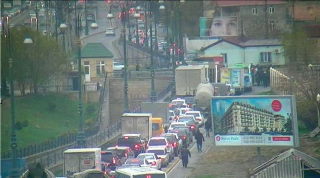 На одном из проспектов Баку произошло ДТП, образовалась пробка