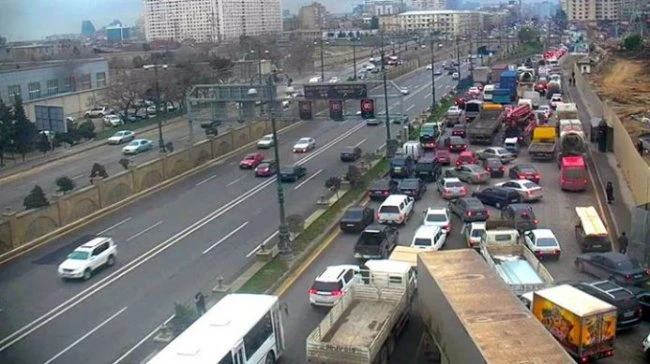 На одном из проспектов Баку произошло ДТП, образовалась пробка