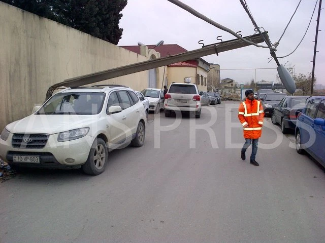В Баку бетонный столб упал на автомобиль