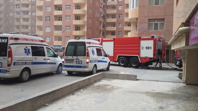 В Баку в новостройке произошел пожар