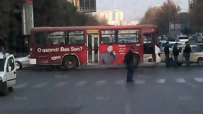 В Баку автобус попал в ДТП