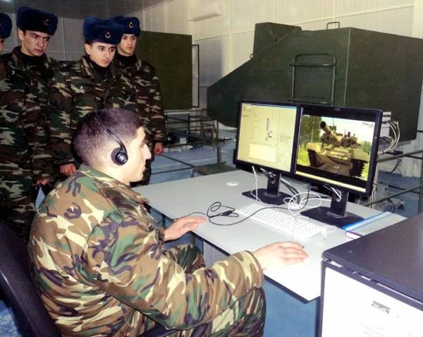 Курсанты ознакомились с новейшей военной техникой ВС Азербайджана