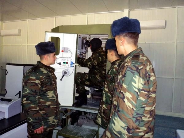 Курсанты ознакомились с новейшей военной техникой ВС Азербайджана