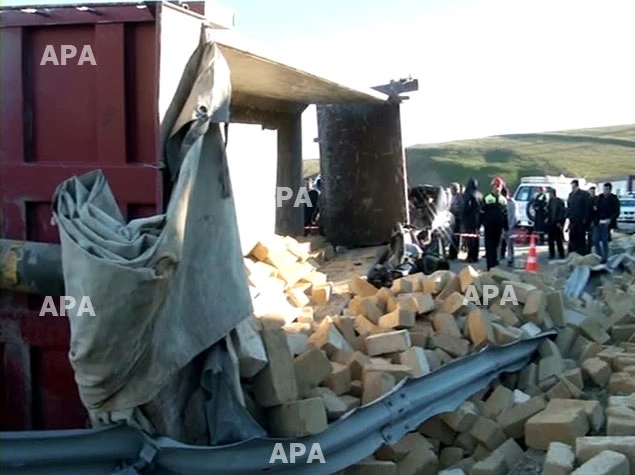 В Азербайджане грузовик упал на легковой автомобиль, погибли 6 человек