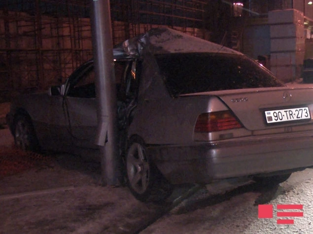 В Баку автомобиль врезался в фонарный столб