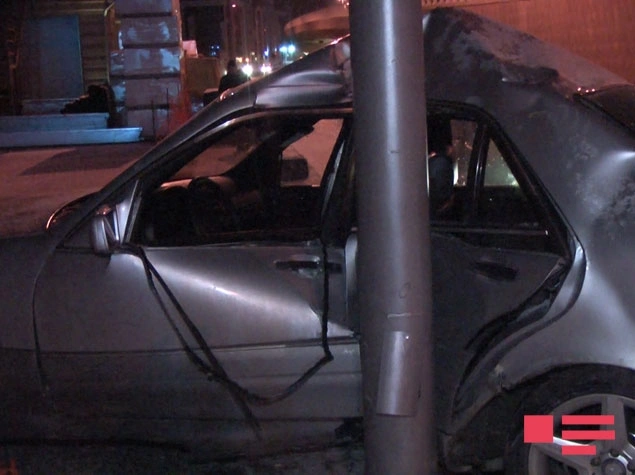 В Баку автомобиль врезался в фонарный столб