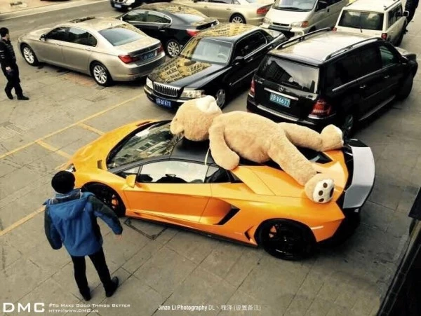 Кому подарили Lamborghini с плюшевым медведем на крыше ?