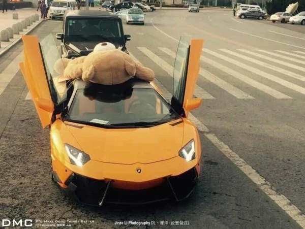Кому подарили Lamborghini с плюшевым медведем на крыше ?