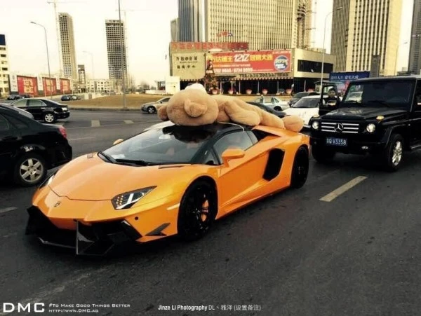 Кому подарили Lamborghini с плюшевым медведем на крыше ?
