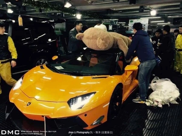 Кому подарили Lamborghini с плюшевым медведем на крыше ?